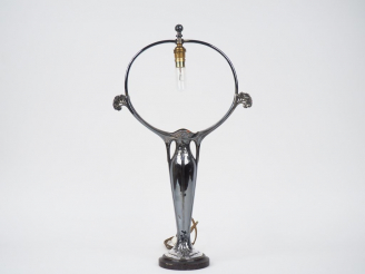 Vente aux enchères GALLIA.  Pied de lampe Art Nouveau en métal argenté à décor de fleurs.