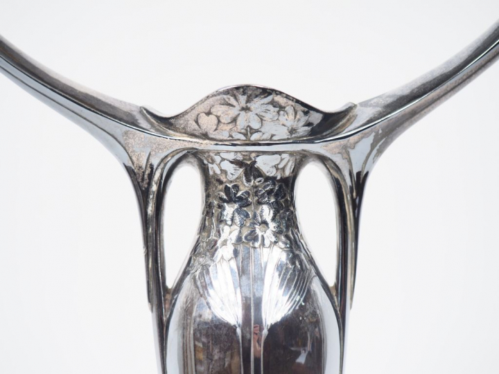 GALLIA.  Pied de lampe Art Nouveau en métal argenté à décor de fleurs.