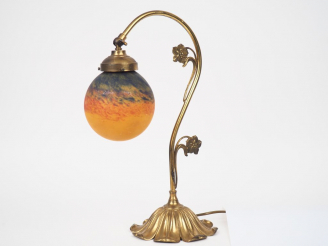 Vente aux enchères Lampe de style Art Nouveau en métal et verre marbré polychrome.  H. 42