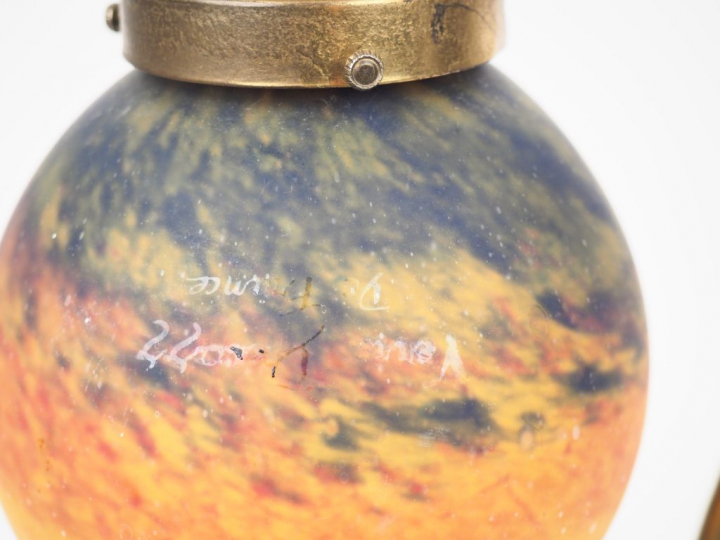 Lampe de style Art Nouveau en métal et verre marbré polychrome.  H. 42