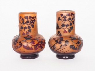 Vente aux enchères GALLE.  Paire de vases en verre à décor en mauve et rose de Ginkgo bil