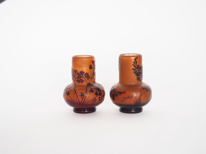 GALLE.  Paire de vases en verre à décor en mauve et rose de Ginkgo bil