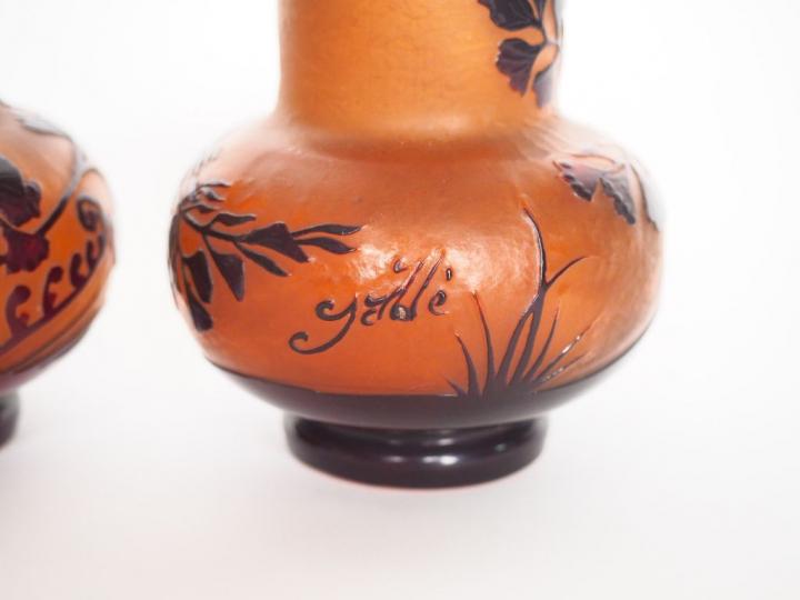 GALLE.  Paire de vases en verre à décor en mauve et rose de Ginkgo bil