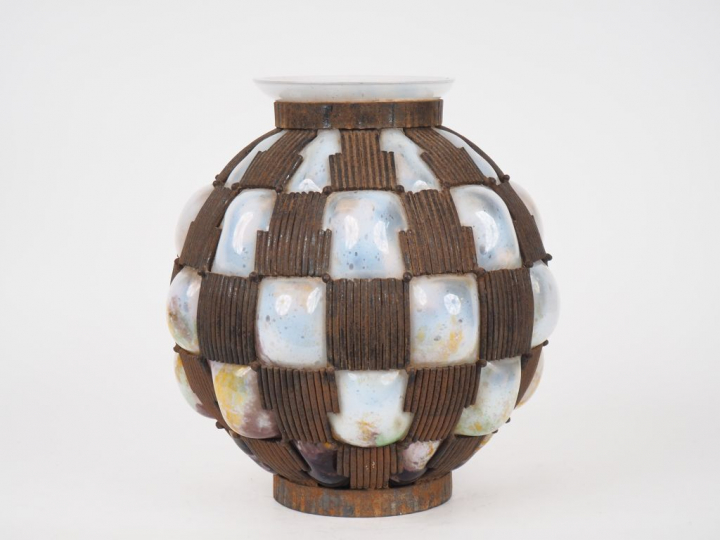 DAUM ET MAJORELLE.  Vase en verre soufflé, très belle monture Art Déco