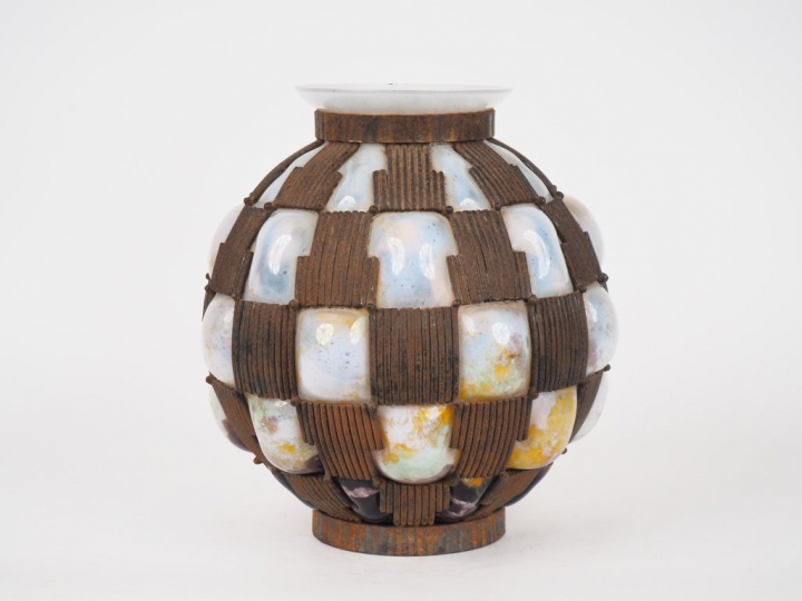 DAUM ET MAJORELLE.  Vase en verre soufflé, très belle monture Art Déco