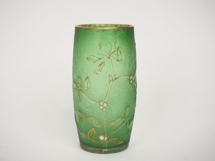 DAUM.  Vase en verre givré vert à décor émaillé blanc et doré de guis 