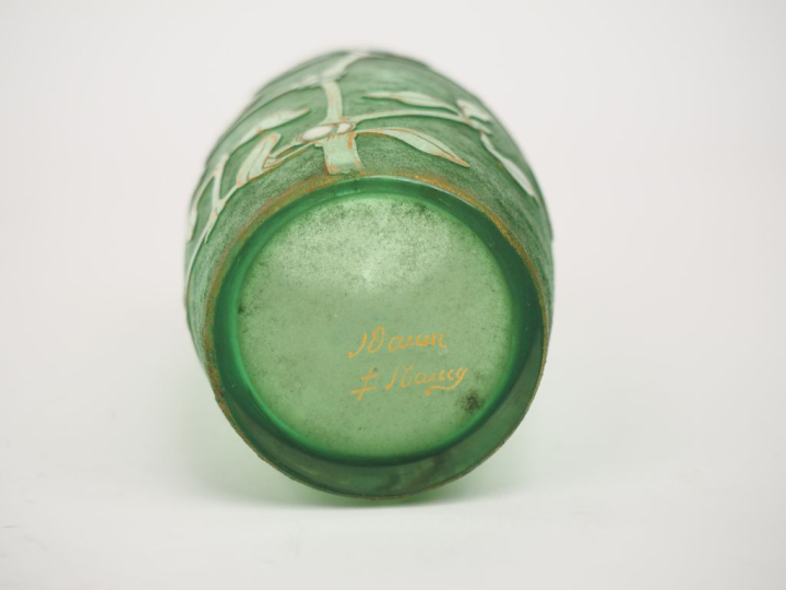 DAUM.  Vase en verre givré vert à décor émaillé blanc et doré de guis 