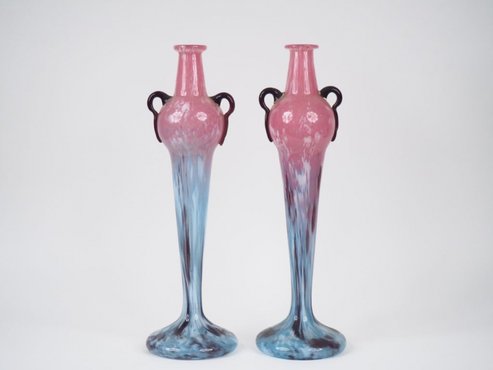 SCHNEIDER.  Paire de vases en verre marbré rose et bleu nuancé de mauv