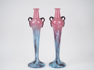 Vente aux enchères SCHNEIDER.  Paire de vases en verre marbré rose et bleu nuancé de mauv