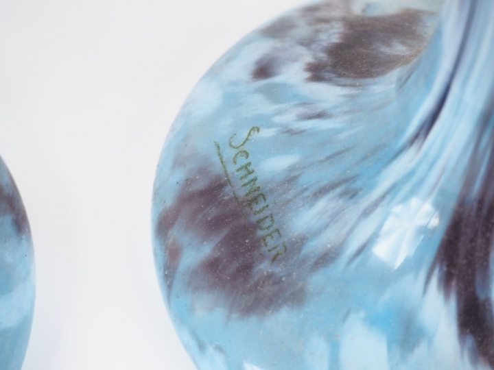 SCHNEIDER.  Paire de vases en verre marbré rose et bleu nuancé de mauv