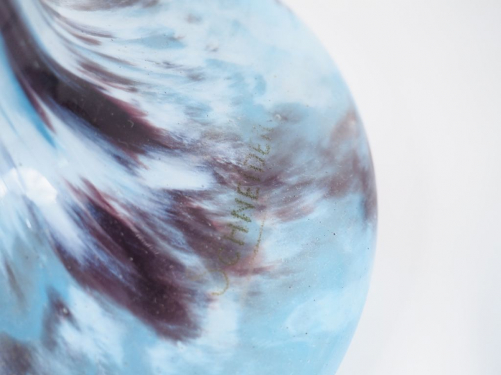 SCHNEIDER.  Paire de vases en verre marbré rose et bleu nuancé de mauv