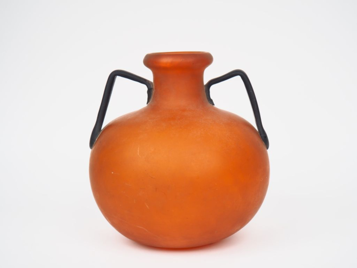 DAUM NANCY.  Vase à anses en verre rouge orangé et noir, anses appliqu