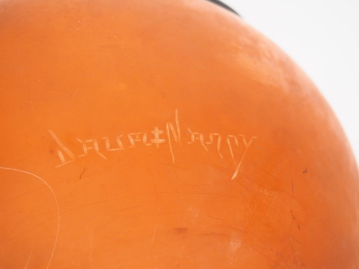 DAUM NANCY.  Vase à anses en verre rouge orangé et noir, anses appliqu