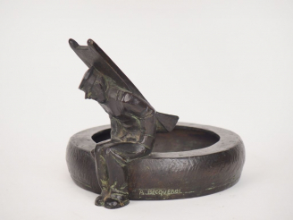 Vente aux enchères A. BECQUEREL.  Coupe en bronze figurant un colporteur assis sur un bas