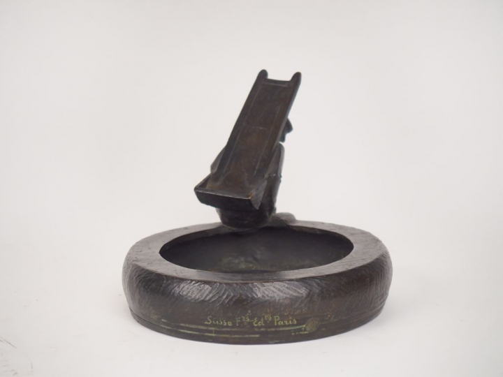 A. BECQUEREL.  Coupe en bronze figurant un colporteur assis sur un bas