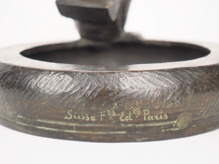 A. BECQUEREL.  Coupe en bronze figurant un colporteur assis sur un bas