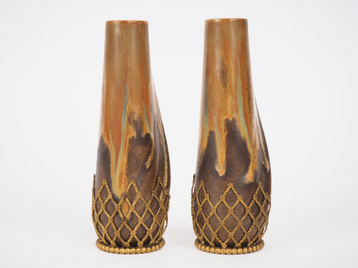 Paire de soliflores Art Nouveau en grès flammé brun, monture en laiton