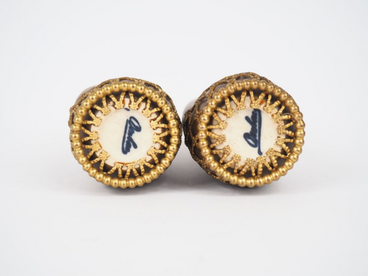 Paire de soliflores Art Nouveau en grès flammé brun, monture en laiton