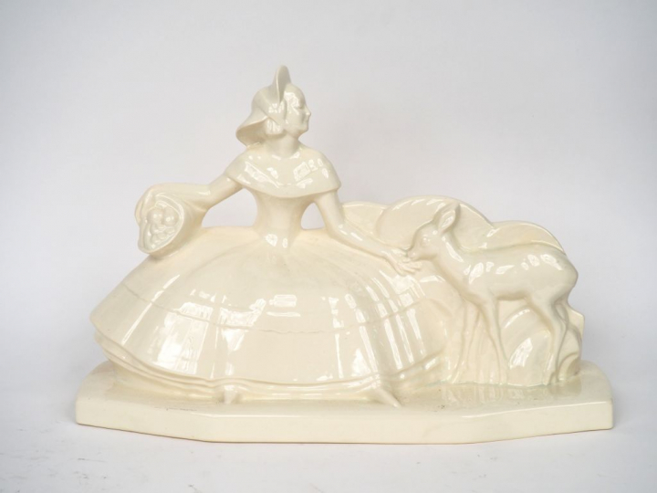 Groupe Art Déco en céramique blanche "élégante au faon". Dim. 31,5 x 4