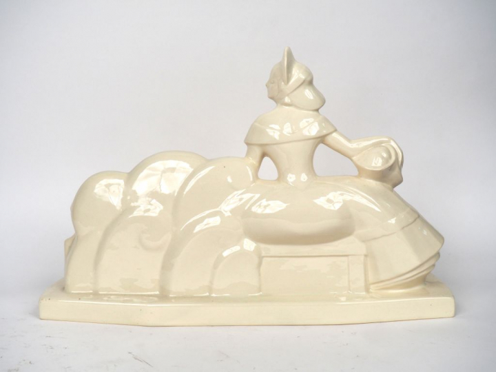 Groupe Art Déco en céramique blanche "élégante au faon". Dim. 31,5 x 4