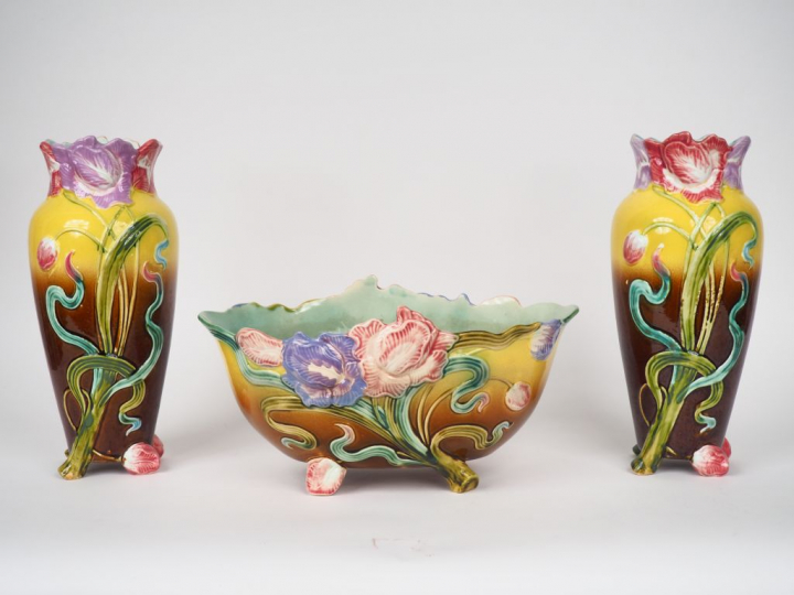 Garniture Art Nouveau en barbotine à décor de fleurs polychromes et de