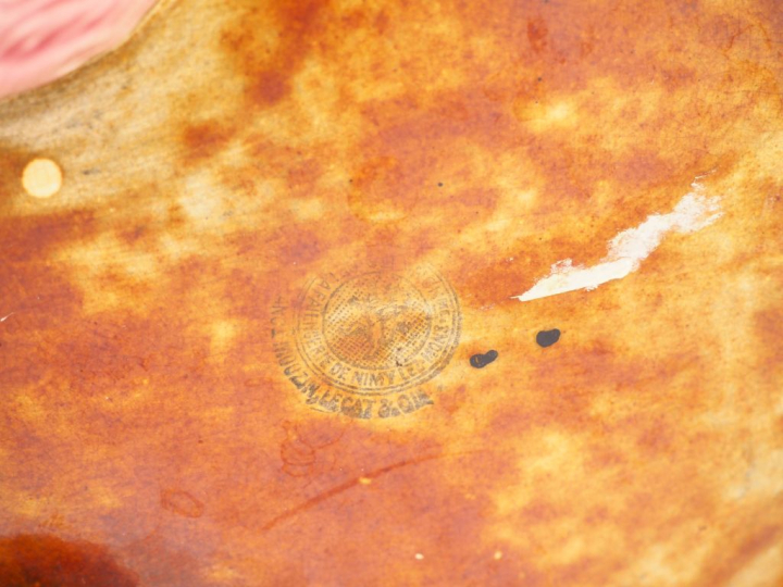 Garniture Art Nouveau en barbotine à décor de fleurs polychromes et de