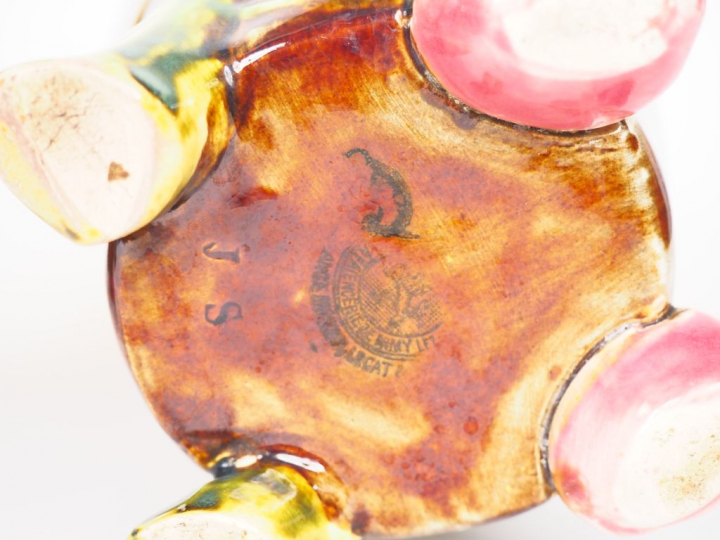 Garniture Art Nouveau en barbotine à décor de fleurs polychromes et de