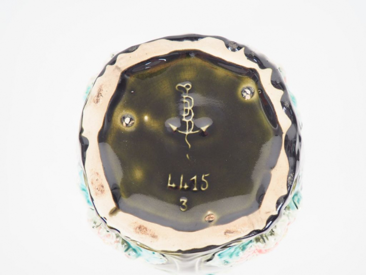 Cache pot Art Nouveau en barbotine à décorde fleurs polychromes et de 