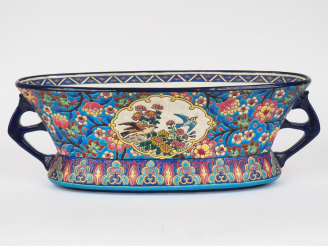 Vente aux enchères LONGWY.  Grande jardinière en émaux polychromes à décor de fleurs et d