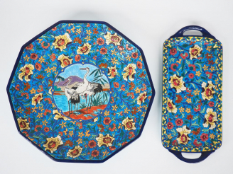 Vente aux enchères LONGWY.  Plat à cake en émaux polychromes à décor de fleurs et un gran