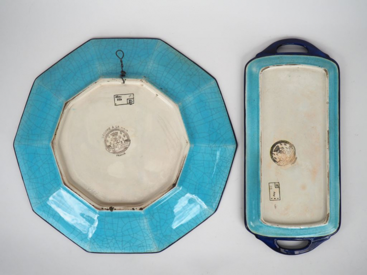 LONGWY.  Plat à cake en émaux polychromes à décor de fleurs et un gran