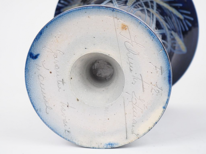 Vase cornet Art Déco en grès d'Alsace bleu à décor d'épis de blé. Sign