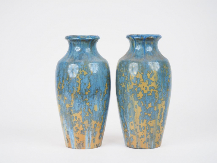 PIERREFONDS.  Paire de vases ovoides en grès flammé bleu et ocre, inté