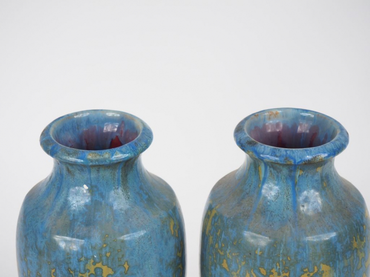 PIERREFONDS.  Paire de vases ovoides en grès flammé bleu et ocre, inté
