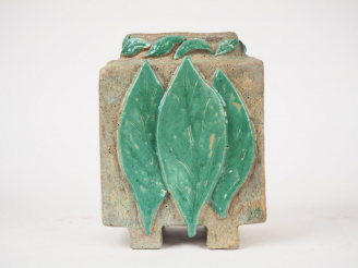 Vente aux enchères Vase années 60 en céramique grise et verte à décor de feuilles, monogr