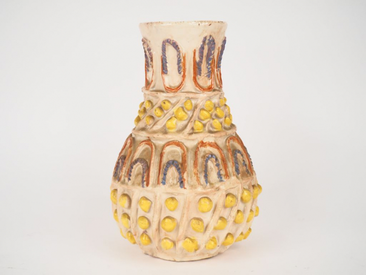 Vase en céramique polychrome à décor en relief d'arcatures et de baies