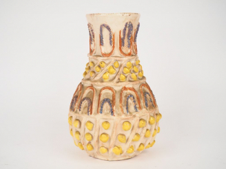Vente aux enchères Vase en céramique polychrome à décor en relief d'arcatures et de baies