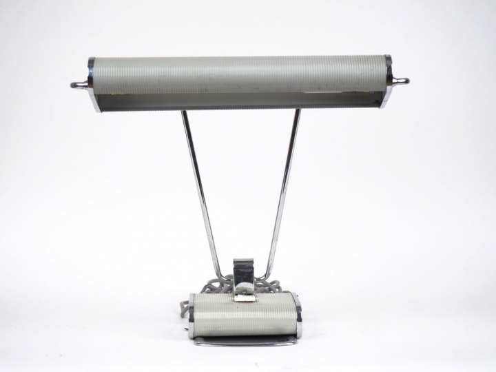 Eileen GRAY (D'après). Lampe de bureau 1950 en métal chromé et tôle gr