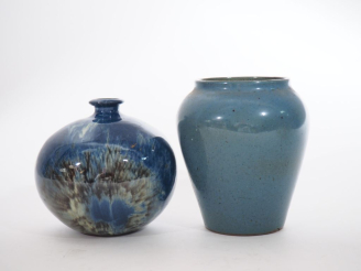 Vente aux enchères Vase ovoide en céramique bleu monogrammé HG H. 14 cm vase en céramique