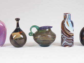 Vente aux enchères Cruche en verre soufffé filé et polychrome Bouteille en verre mélé bla