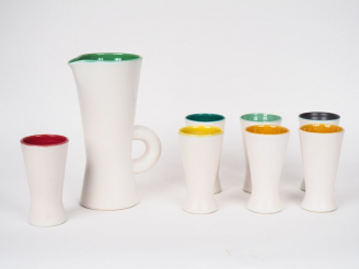 Vente aux enchères POL CHAMBOST.  Service à orangeade en céramique blanche et polychrome 