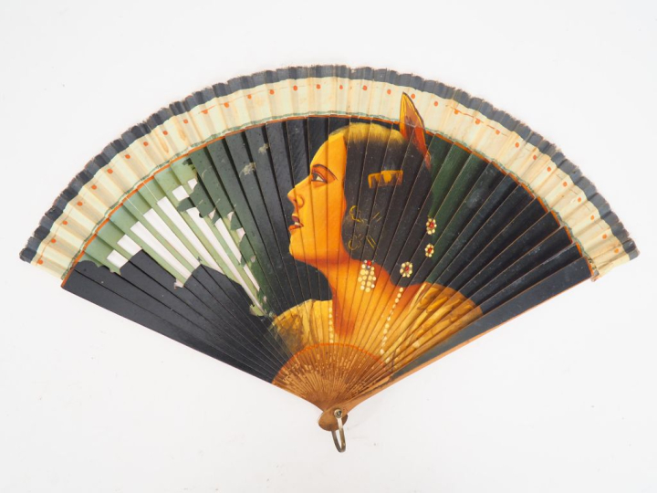 PICASSO.  Signature sur un éventail de corrida en bois et soie polychr