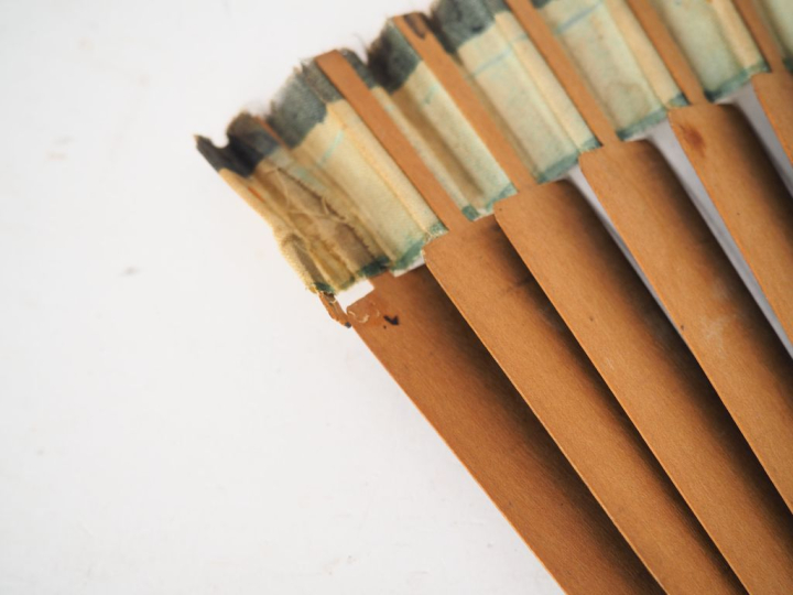 PICASSO.  Signature sur un éventail de corrida en bois et soie polychr