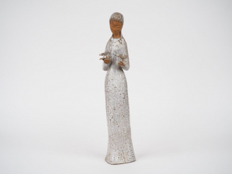 Vente aux enchères Sujet XXème en grès "jeune fille aux deux colombes".  H. 37,5 cm