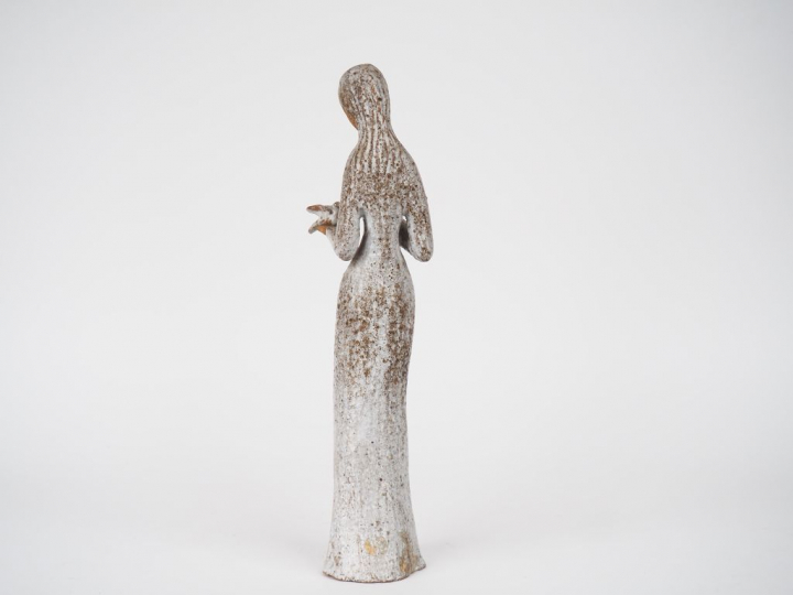 Sujet XXème en grès "jeune fille aux deux colombes".  H. 37,5 cm