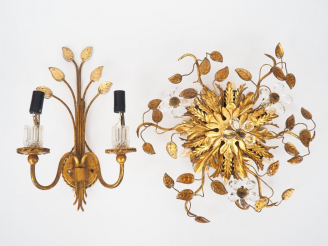 Vente aux enchères BAGUES. (attribué à). Applique double en verre et métal doré 36 x 40 c