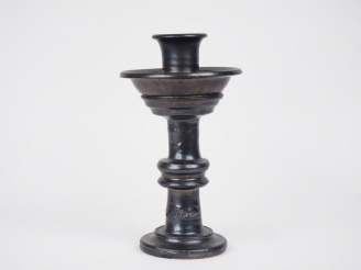 Vente aux enchères Jean MARAIS.  Bougeoir en céramique noire. Signé H. 27,5 cm