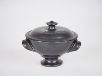 Vente aux enchères Jean MARAIS.  Pot couvert en céramique noire. Signé Dim. 12 x 16 cm