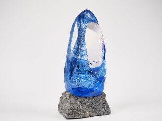 Vente aux enchères ZBYNOVSKY Vladimir. "l'éruption bleue". Sculpture en verre et granit. 