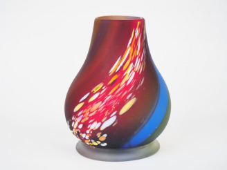 Vente aux enchères Darius ZARRIN.  Vase balustre en verre polychrome multicouche.  Signé.